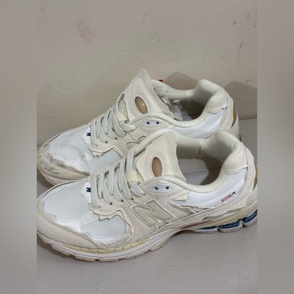 New Balance White Cream Interior Label Sneakers - Picture 8 of 12